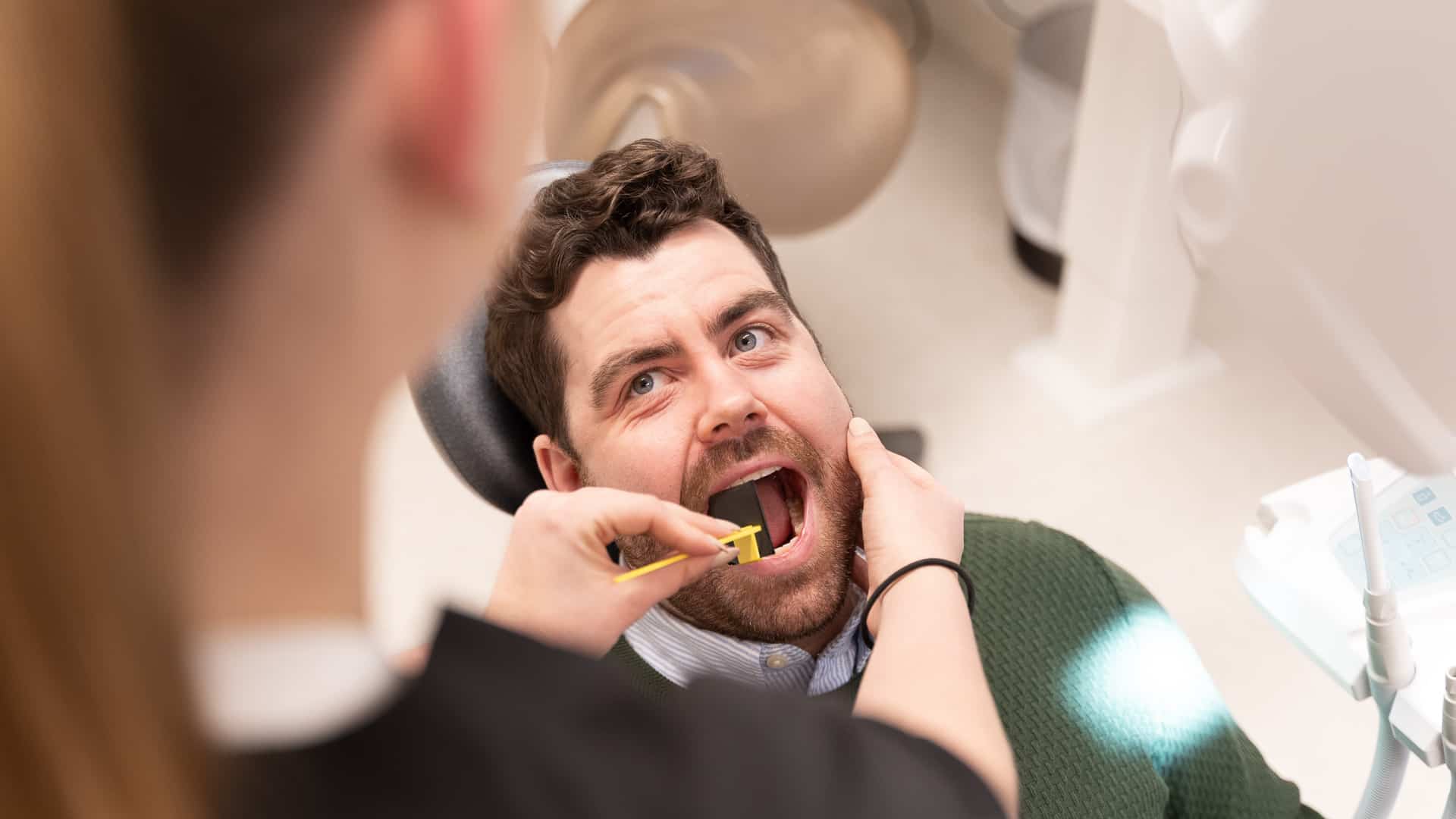 Bilde av pasient i tannlegestolen